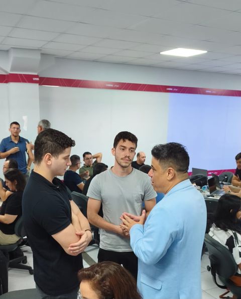 Prof. Dr. Bruno Bessa conversa com participantes durante a imersão na UNIMA Afya, em Maceió.